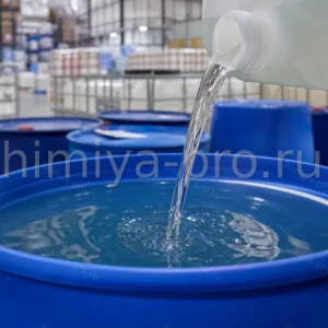 Прозрачная жидкость смачивателя Б-003 в бочке для воднодисперсионных красок, грунтовок и акрилатных дисперсий