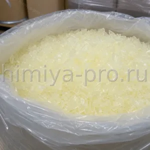 Светло-жёлтые кристаллы гидрогенизированной углеводородной смолы в барабане — модификатор для клеёв и покрытий