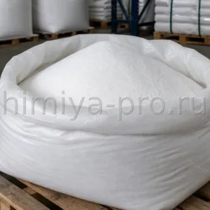 Белые гранулы кальцинированной соды Na2CO3 в мешке на паллете — щелочной реагент для стекольной промышленности