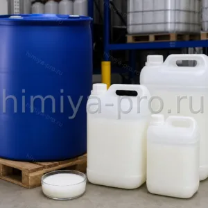 Белая водная дисперсия сополимера винилацетата в пластиковых канистрах и бочках для красок и строительных клеёв
