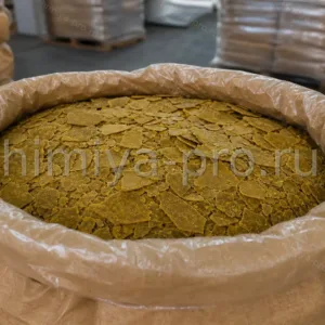 Жёлто-коричневые чешуйки сульфида натрия 60% в мешке на паллете — реагент для слаживания и белого щёлока