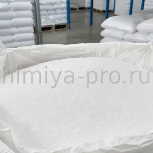 Бесцветные гранулы тиосульфата натрия высокой чистоты в промышленном мешке для станций водоподготовки