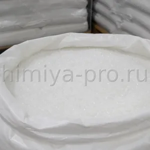 Белые гигроскопичные кристаллы тиоцианата натрия в мешке, соль для промышленной химии и добычи золота
