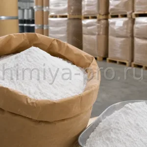 Белый крупнозернистый порошок микрокристаллической целлюлозы PH200 в промышленном мешке для прямого прессования