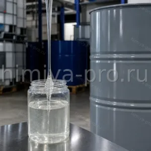 Прозрачная вязкая эпоксидная смола Кукдо SM828 в открытой пробе рядом с промышленной бочкой на складе сырья
