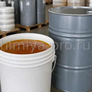 Янтарный вязкий эпоксиэфир-олигомер в открытом ведре и герметичной бочке на складе сырья для лакокрасочных материалов
