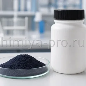 Тёмно-синий порошок индикатора Эриохром чёрный Т CAS 1787-61-7 в чашке Петри на лабораторном столе аналитической химии