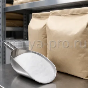Белый кристаллический порошок сахарного спирта эритрит E968 в совке и мешках на стеллаже склада подсластителей
