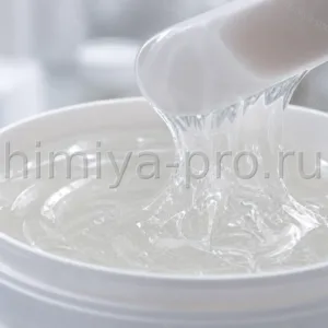 Вязкая прозрачная полимерная масса комплекса для губной косметики в ведре для блесков и помад с высоким глянцем