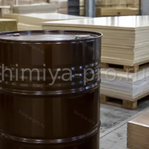 Тёмно-коричневая жидкость полиола IXOL в бочке — галогенсодержащий антипирен для жёстких PUR и PIR пен