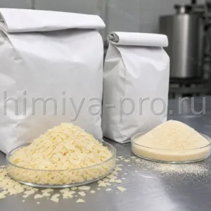Желтоватые хлопья и порошок агара морского коллоида в мешках для пищевой и микробиологической промышленности