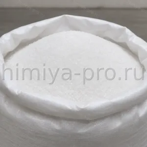 Белые гранулы технического хлорида аммония NH4Cl в промышленном мешке на складе химического сырья