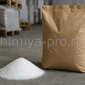 Белые гранулы бисульфата натрия в промышленном мешке на складе для регулирования pH и очистки металлов