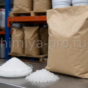 Белый гигроскопичный порошок безводной буры Etibor-68 в мешке на складе для флюсов и борсодержащих реагентов