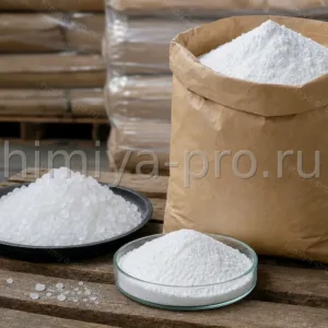 Белые кристаллы пятиводной буры в промышленном мешке на складе для флюсов, моющих средств и текстильной отделки