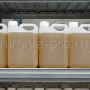 Концентрат технического моющего средства Вертолин в белых канистрах на складе, прозрачная жидкость