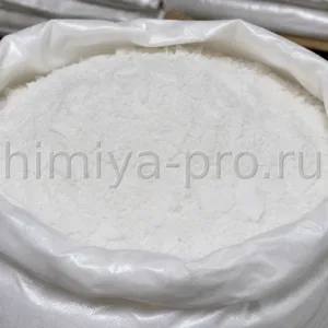 Белые восковидные хлопья высшего жирного спирта смеси C12–C18 в промышленной упаковке на складе химического сырья