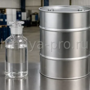 Бесцветная летучая жидкость n-гексана CAS 110-54-3 в стеклянной бутылке и канистре на складе растворителей