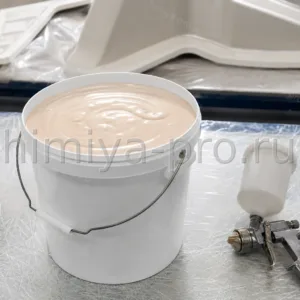 Акрилмодифицированный изофталевый гелькоут BRE 336 P в ведре для нанесения пистолетом в цехе композитных материалов