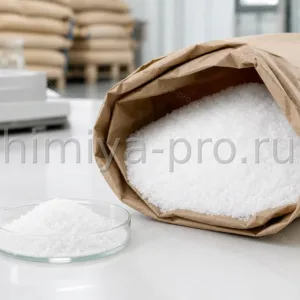 Кристаллический порошок динатриевой соли ЭДТА дигидрат в мешке и стеклянной чашке на складе