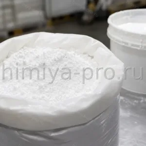 Белый рутильный порошок диоксида титана BLR-895 в промышленном мешке на столе лакокрасочного склада