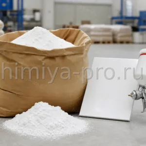 Белый рутильный порошок диоксида титана TYR-568 в мешке рядом с образцом белого покрытия на складе