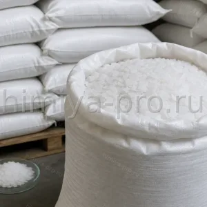 Белые чешуйки гидроксида калия KOH в мешках 25 кг на складе химической продукции для мыловарения и электролитов