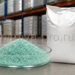 Сине-зелёные кристаллы железного купороса FeSO4·7H2O рядом с мешком 25 кг на складе коагулянтов и водоподготовки