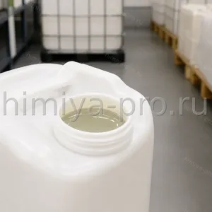 Бесцветная маслянистая жидкость спирта Гюрбета в канистре для косметической и химической промышленности