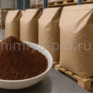 Коричневый мелкодисперсный какао-порошок в мешках на сухом складе пищевых ингредиентов для кондитерского производства