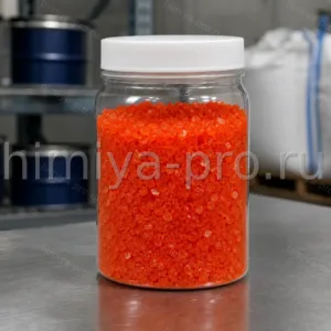 Оранжево-красные кристаллы дихромата калия K2Cr2O7 в герметичной упаковке на химическом складе для гальваники