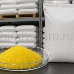 Жёлтые кристаллы железистосинеродистого калия K4Fe(CN)6 в мешках на складе химических реактивов для аналитики