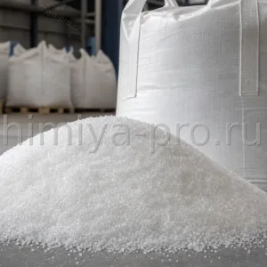 Белый кристаллический potash 1 sorta K2CO3 в мешке и насыпью на производственном складе химического сырья