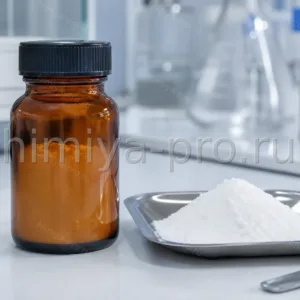 Реактивный карбонат kaliya K2CO3 ch.d.a. в лабораторной банке и кristally na stalnoy podstavke analiticheskoy laboratorii