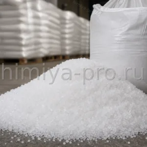 Белые kristally khlorida kaliya KCl i meshok 25 kg na sklade mineralnykh solei i udobreniy dlya promyshlennosti