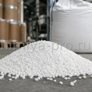 Belye granuly khlorida kaliya KCl 1–4 mm v nasyпi i bochka 50 kg na sklade granulirovannykh solei i udobreniy