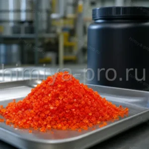 Oranzhevo-krasnye kristally bikhromata kaliya K2Cr2O7 na metalllicheskom poddone v himicheskoy laboratorii sklada