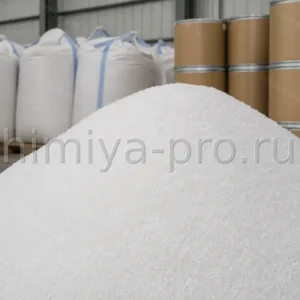 Belye granuly sulfata kaliya K2SO4 v nasyпi i big-beg na sklade mineralnykh udobreniy i khimicheskogo syrya