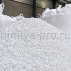 Belye granuly khlorida kaltsiya CaCl2 1–5 mm v nasyпi i big-beg na sklade granulirovannogo khimicheskogo syrya
