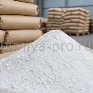 Svetlyy poroshok kalcinirovannogo khlorida kaltsiya CaCl2 i bumazhnye meshki 25 kg na promyshlennom sklade khimii