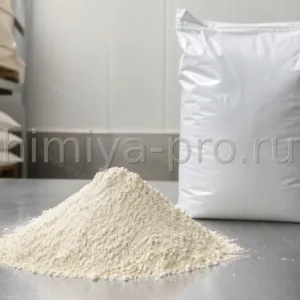 Kremovo-belyy poroshok kamedi rozhkovogo dereva E410 v nasyпi i meshok 25 kg na sklade pishchevykh zagustiteley