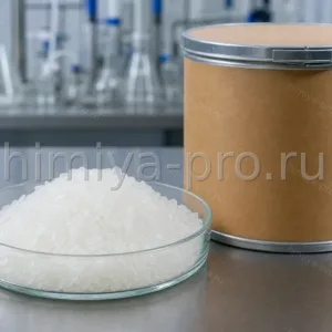 Белые кристаллы каприновой кислоты CAS 334-48-5 в лабораторной чашке рядом с герметичной канистрой на складе жирных кислот