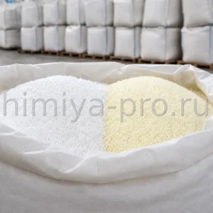 Белые и жёлтоватые гранулы карbamida marki A po GOST 2081 v promyshlennom meshke na sklade khimicheskogo syrya
