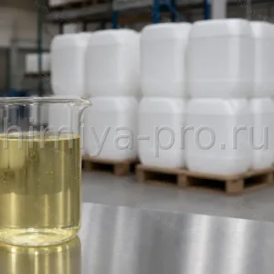Светло-жёлтая жидкость кокоамидопропилбетаина 30% в стакане, пластиковые бочки на складе косметического сырья