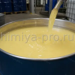 Бледно-жёлтая жидкость кокосового амина в бочке — сырьё первичных аминов C12–C18 для ПАВ и нефтехимии, оптом
