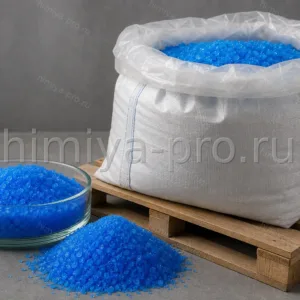 Голубые кристаллы медного купороса в стеклянной чаше и мешке — соль меди для гальваники и агрохимии