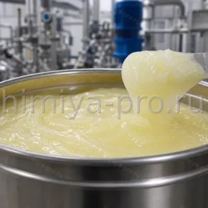 Лауретсульфат натрия 70%: густая бледно-жёлтая паста SLES в бочке на производстве анионных поверхностно-активных веществ