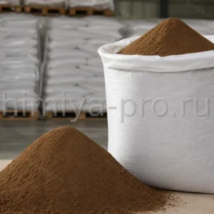 Светло-коричневый порошок лигносульфоната ЛСТП в мешке для сухих строительных смесей и цементных растворов