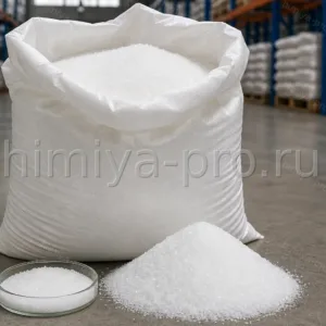 Белые кристаллы технической лимонной кислоты моногидрата в мешке для промывки котлов и мембран RO