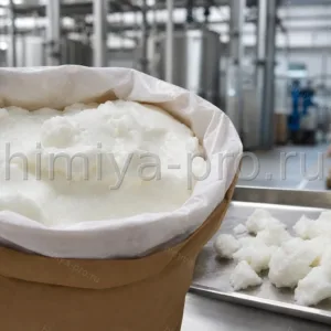 Рафинированное кокосовое масло белой массы в мешке 25 кг и на лотке в складском помещении пищевого сырья